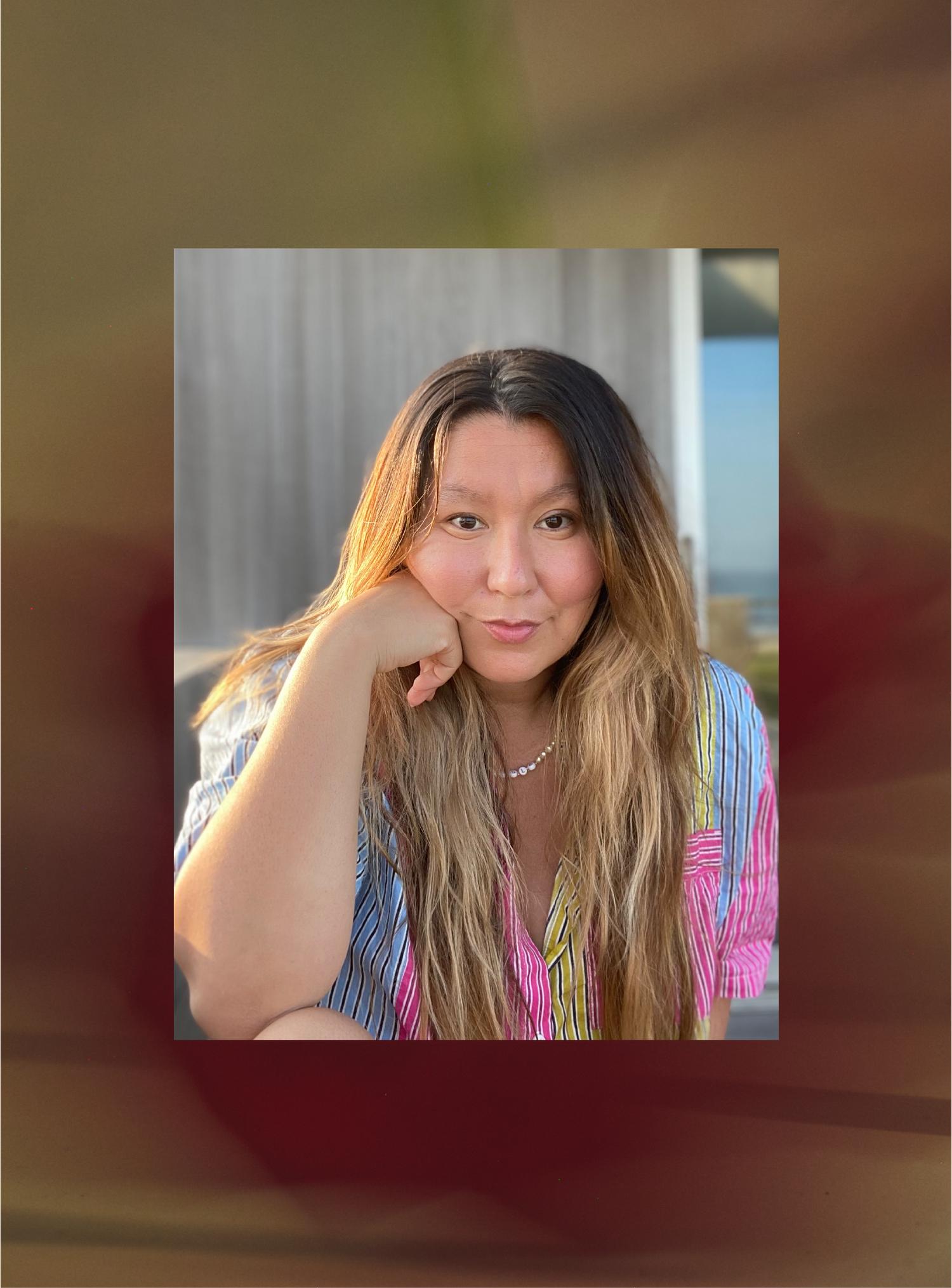 Image of Pásame founder Aliana posing outside casually with elbow on knee looking at camera.